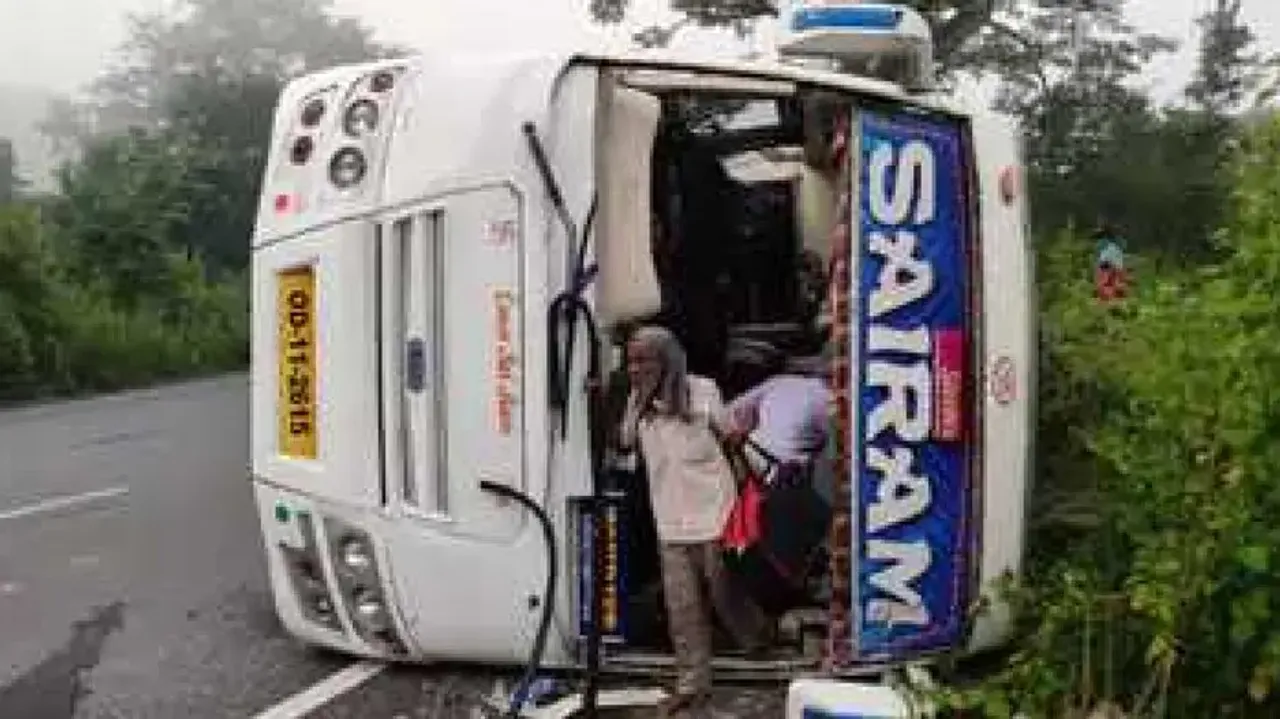 4 dead, 29 injured after Odisha bus meets with accident in Hazaribagh 
