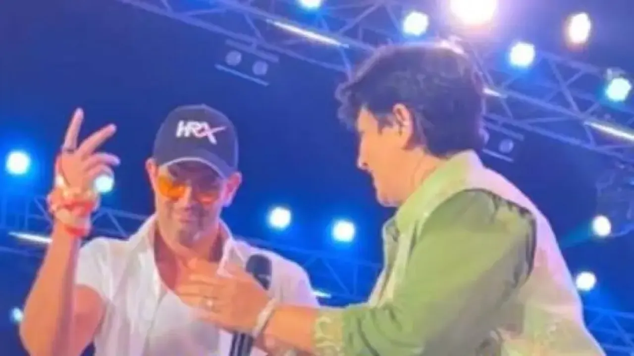 Hrithik Roshan sets stage on fire with garba moves