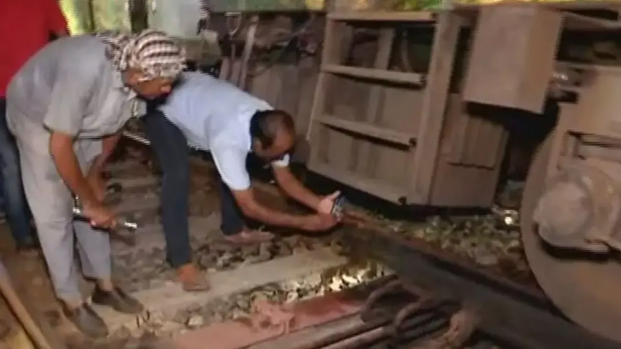 Three coaches of Puri-Howrah express derail in Puri