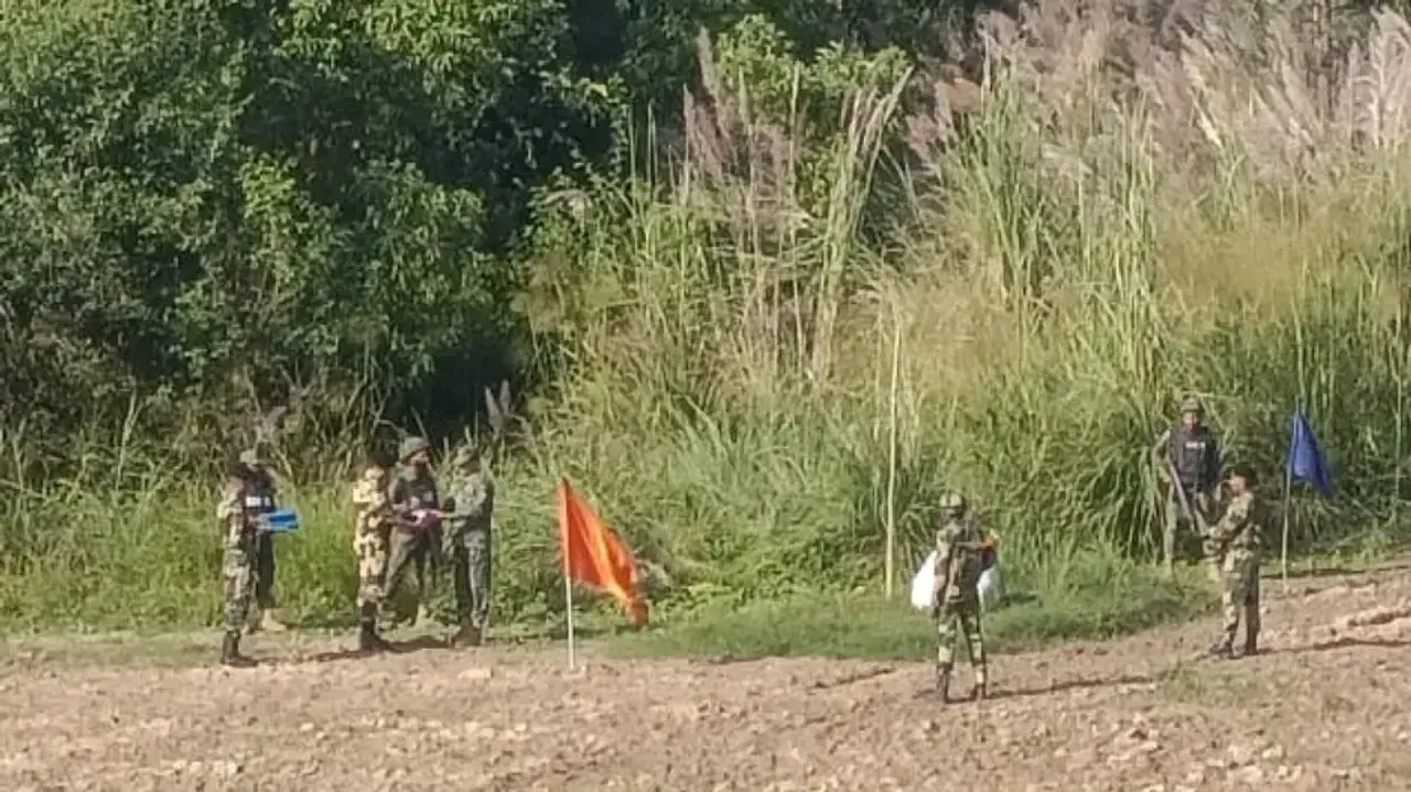 BSF, Pak Rangers exchange sweets on Diwali at IB in JammuBSF, Pak Rangers exchange sweets on Diwali 