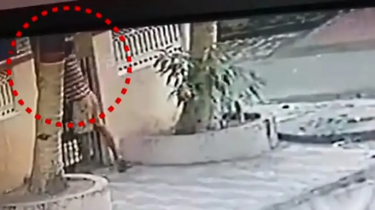 Caught on camera: Bike-borne miscreant snatches chain from woman in Bhubaneswar
