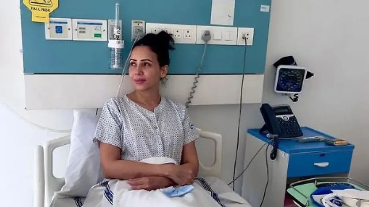 Model-actress Rozlyn Khan diagnosed with cancer, to undergo chemotherapy for 7 months