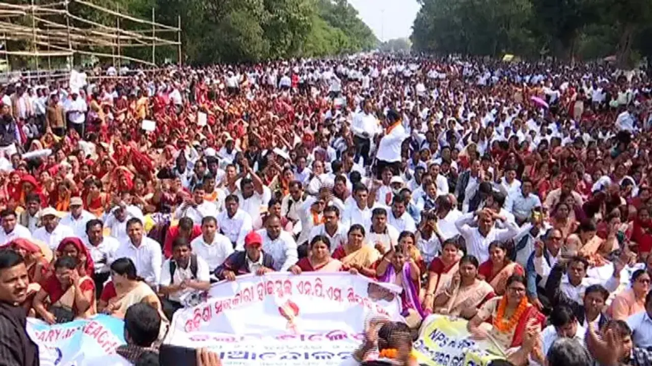 Teacher protest against contractual recruitment process of Odisha government