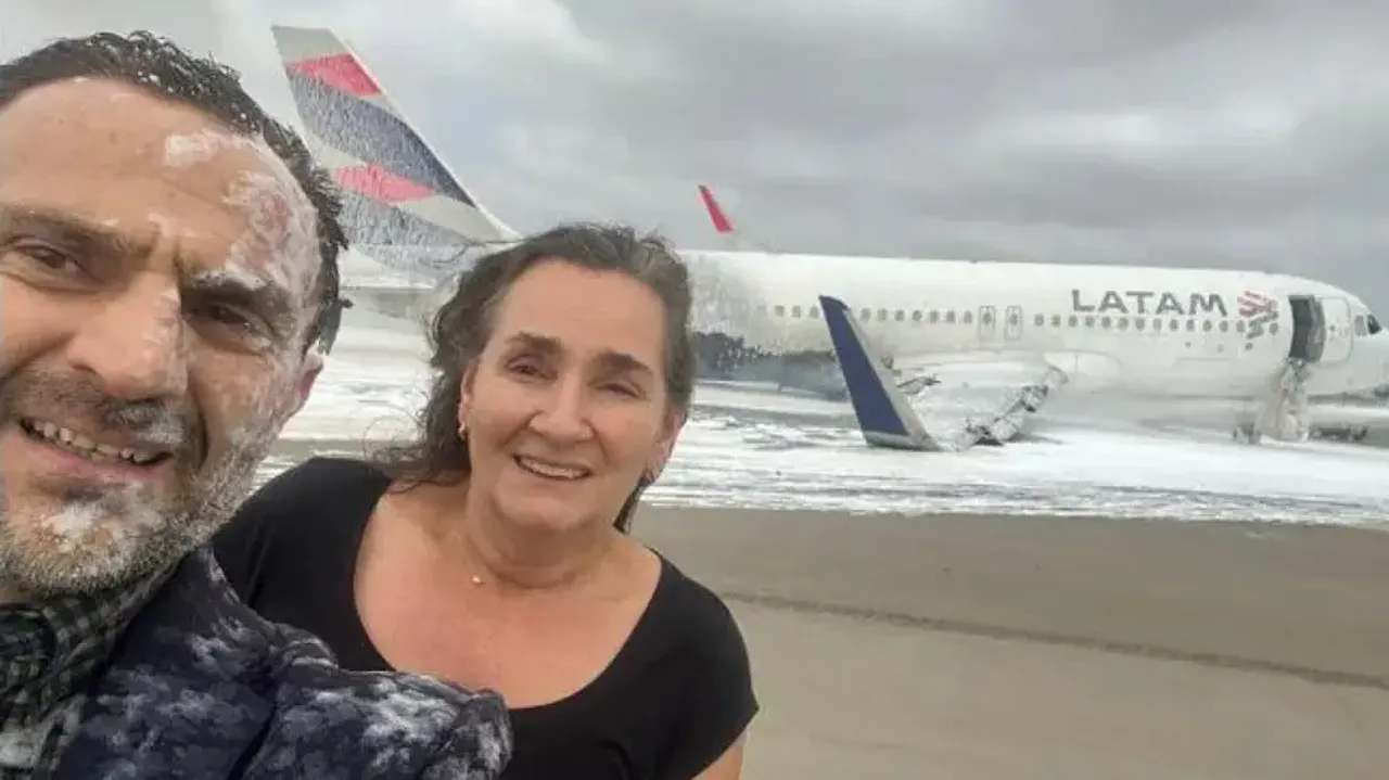 Couple posts selfie with ill-fated plane; internet stunned 