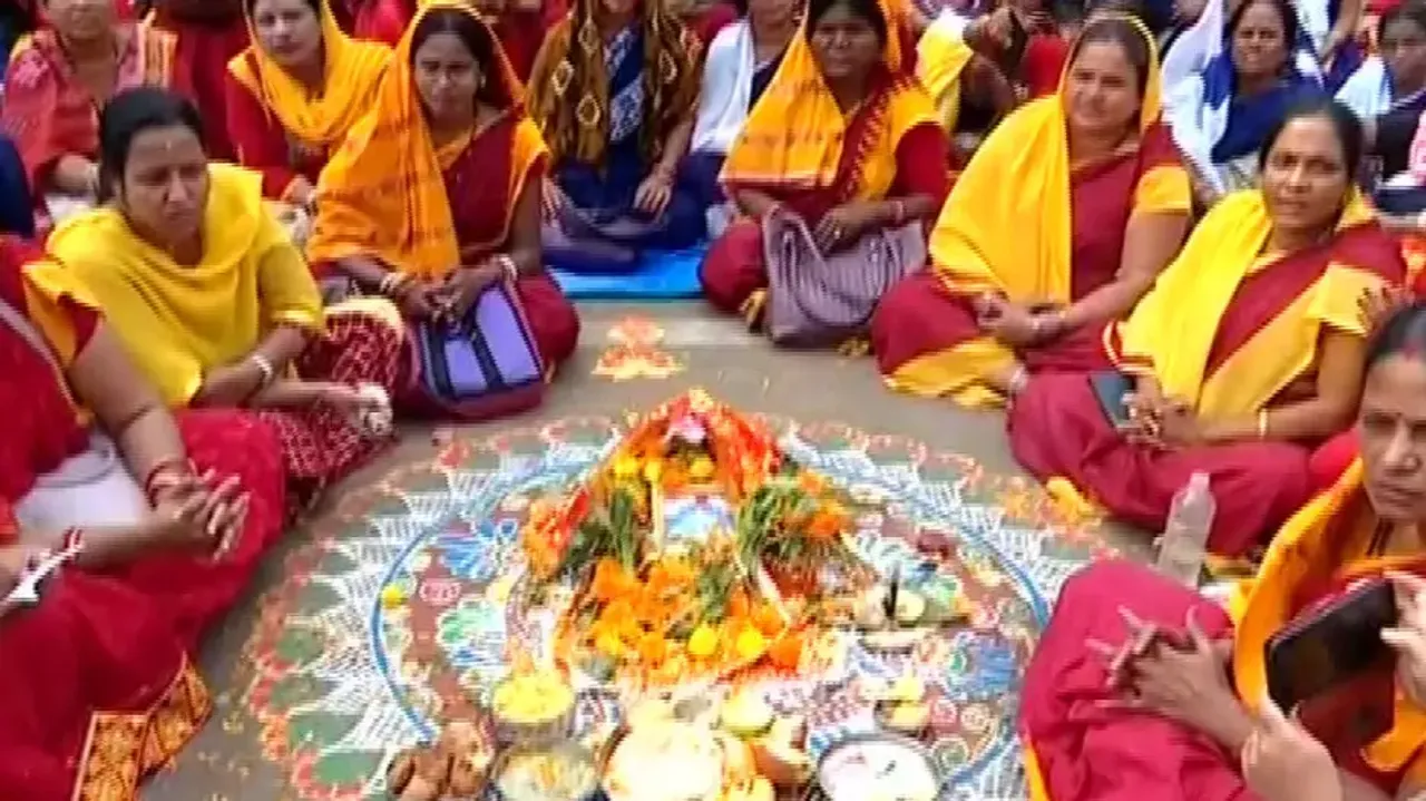 Protest site turns ‘puja ghar’ as Anganwadi workers observe Manabasa Gurubar at Lower PMG Square 