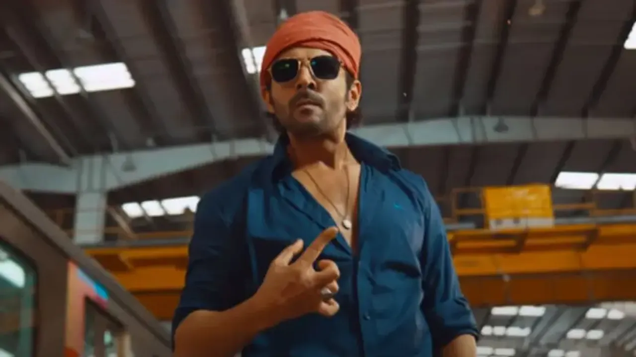 Kartik Aaryan shares special moments with fans #Watch