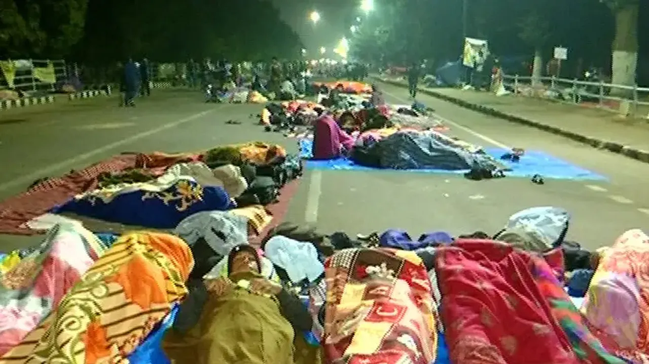 Protesting primary teachers endure bitter cold, sleep under open sky in Odisha capital