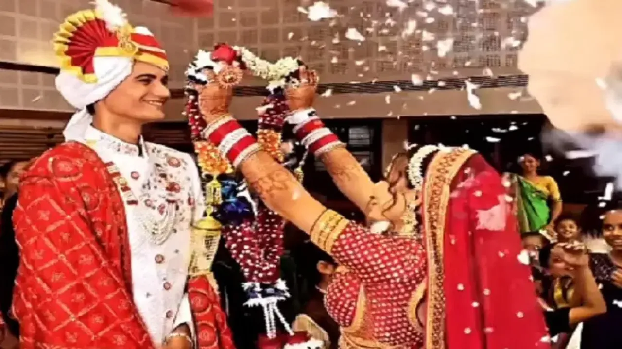 Groom's adorable gesture for bride during 'Varmala' will melt your heart