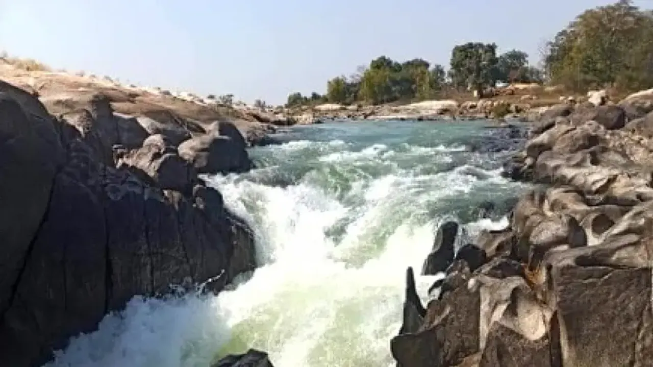 Selfie craze proves fatal, youth falls to death in Odisha’s Kanakund waterfall