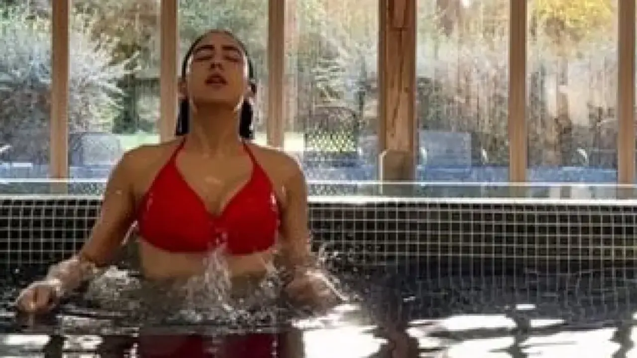 Sara Ali Khan oozes hotness, turns up heat in swimming pool