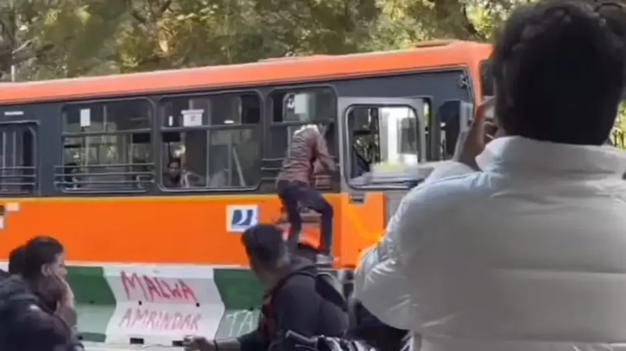 Chai Supremacy – Delhi man parks city bus in the middle of road to grab a cup of tea