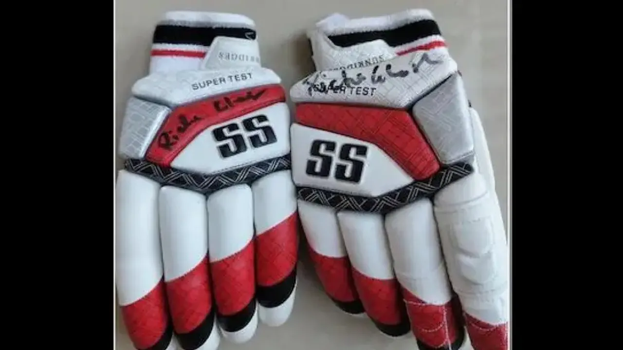 Cricketer Richa Ghosh gives her gloves to fan, internet loves gesture
