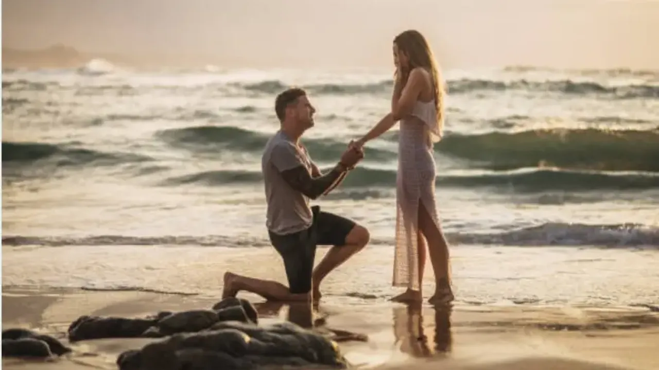 A man proposing her love