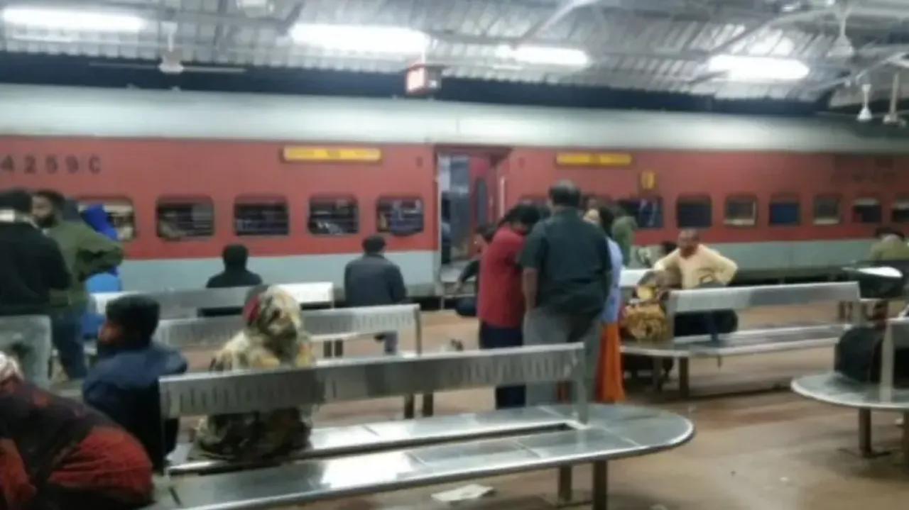 3 trains stranded in Odisha after power supply failure 