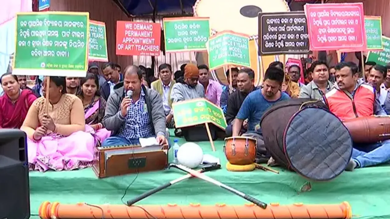 Protest By Art Teachers, PETs