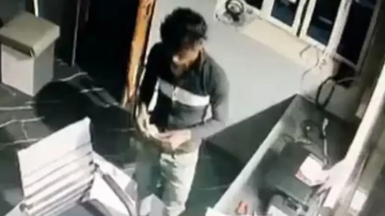 Dancing Thief! Man chews gutkha, dances after stealing laptop, cash; CCTV footage goes viral