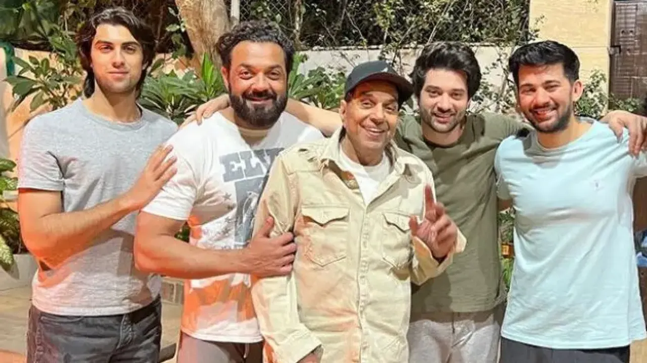 Dharmendra celebrates Lohri with son Bobby Deol and grandsons – See Pic