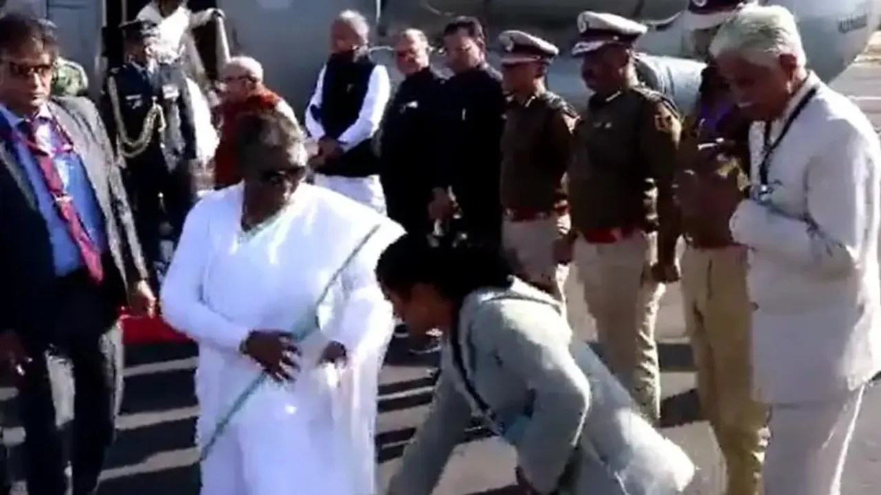 Govt engineer suspended for security breach for attempting to touch President Murmu's feet during Ra