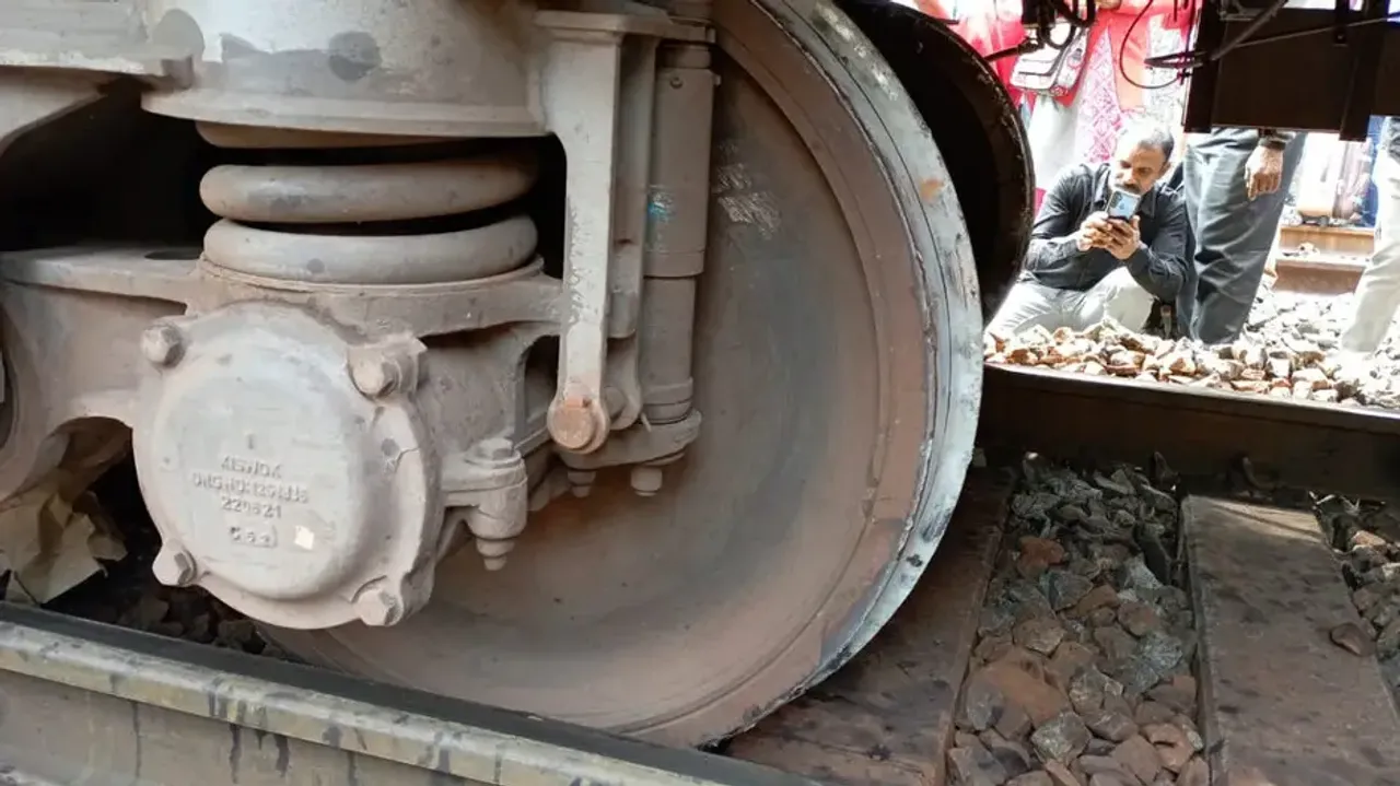 Kirandul–Visakhapatnam train derails near Sivalingapuram