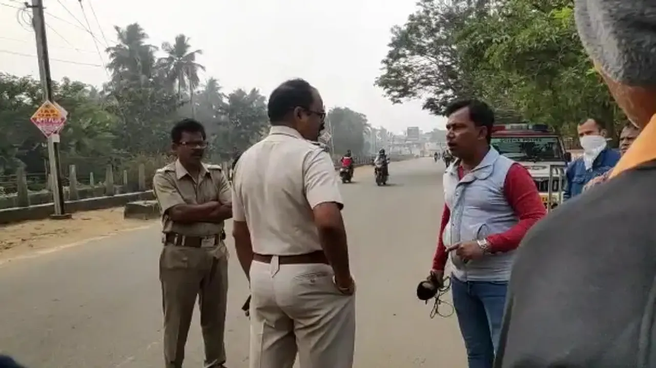 Police Dadagiri: Jajpur IIC threatens on-duty OTV journalist covering farmers' agitation  