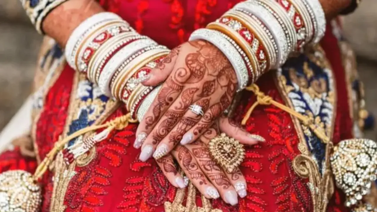 Bride gets anxious as groom delays baraat, then catches him with… 