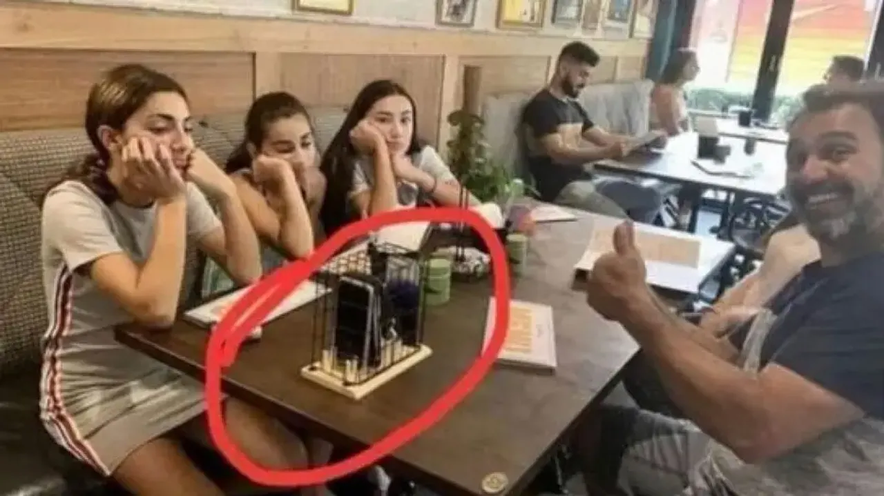 Restaurants offer free wine, 10% discount to customers for not using phones during meal