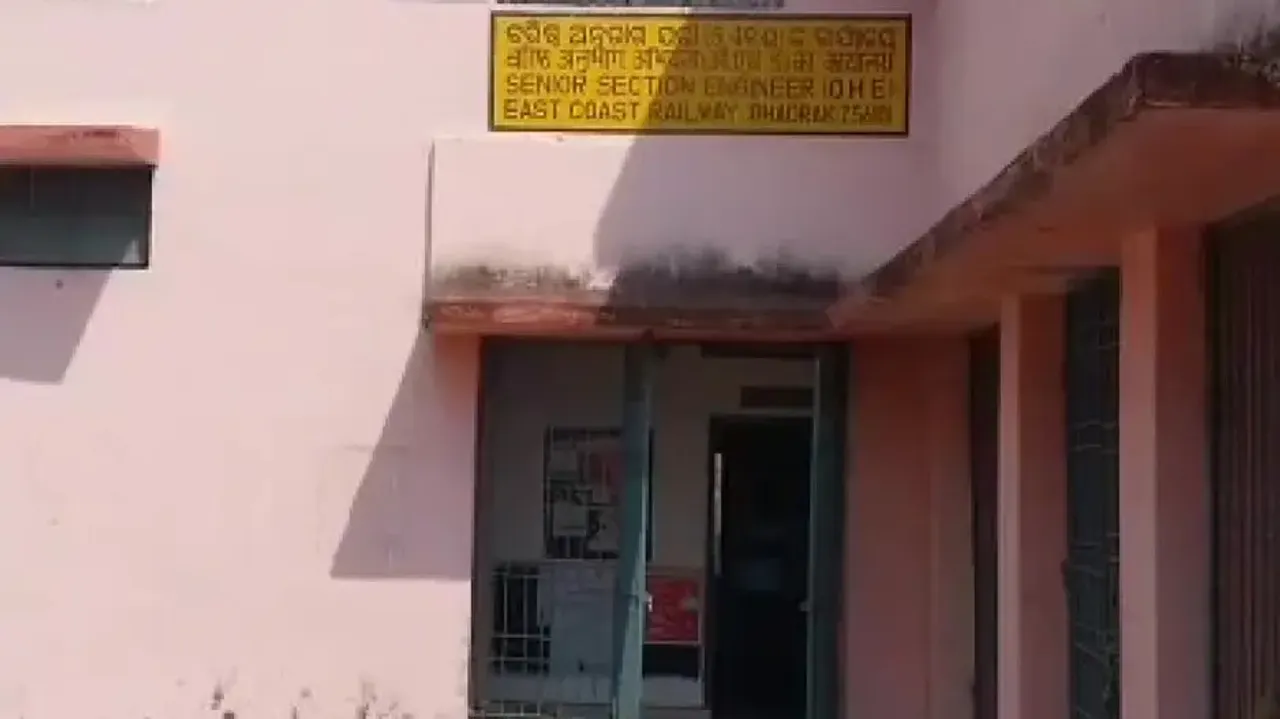 Miscreants loot Railway dept senior section engineer’s office after tying up staff in Bhadrak  