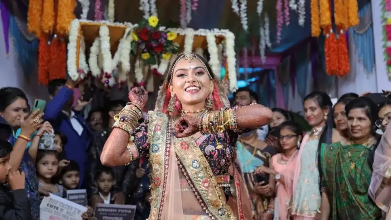 Cute bride’s whistle-worthy dance on ‘Mera Piya Ghar Aaya’ makes the internet go wow – Watch