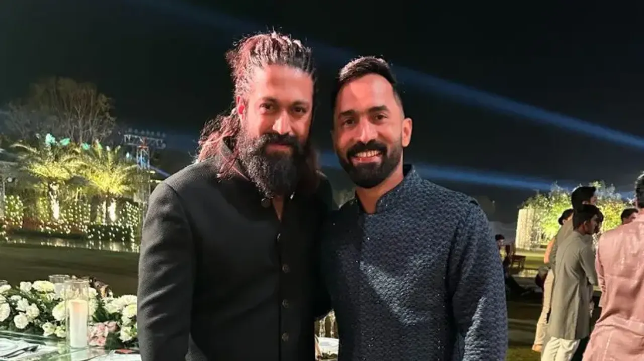 Yash poses for a pic with cricketer Dinesh Karthik, fans go crazy