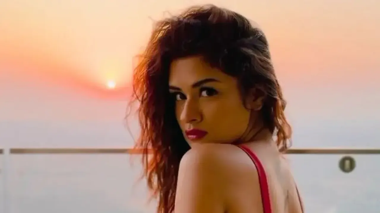 Avneet Kaur's sultry dance video soars mercury level - Watch