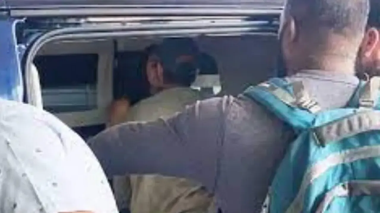 Hrithik Roshan gets a kiss from rumoured girlfriend Saba Azad – Watch