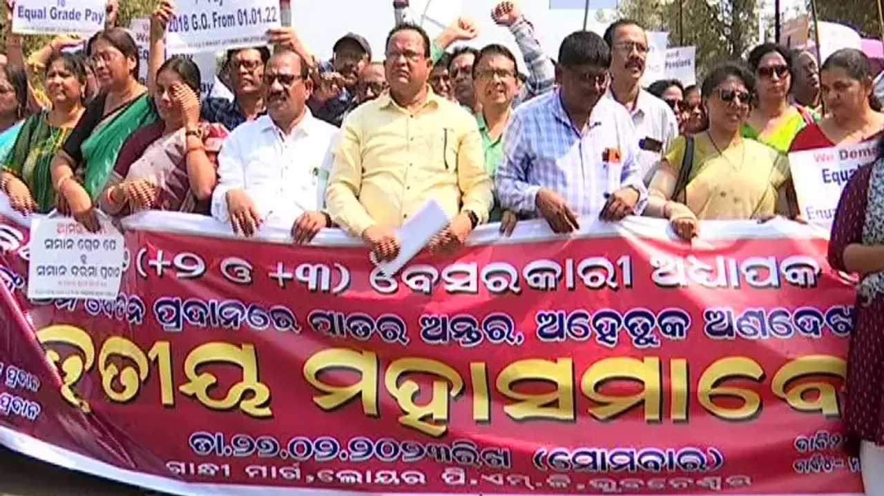 Agitating teachers in Odisha agree to participate in Plus II examinations 