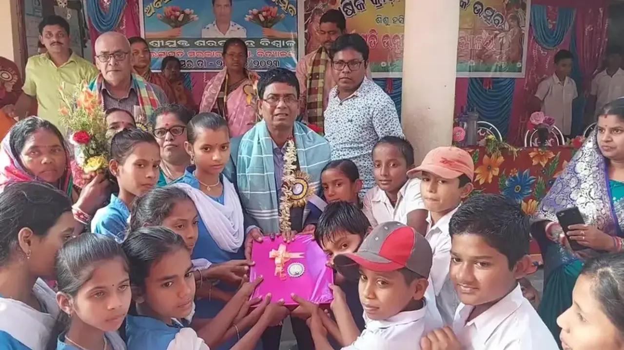 Students, villagers throw a touching farewell for headmaster in Odisha 