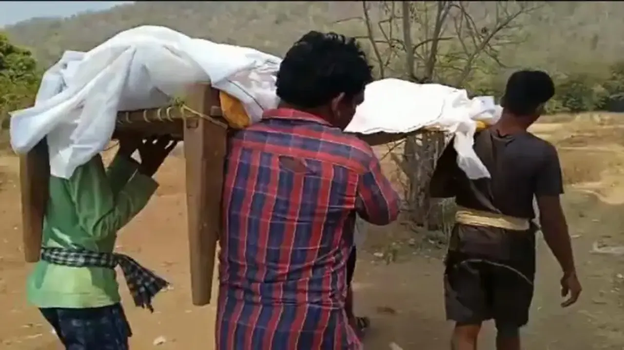Villagers carry relative’s body on cot in Kandhamal