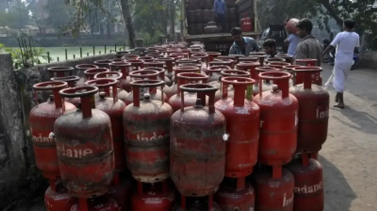 Delhi: CNG prices rise 38%, LPG cylinder gets 22% costlier in last 1 yr