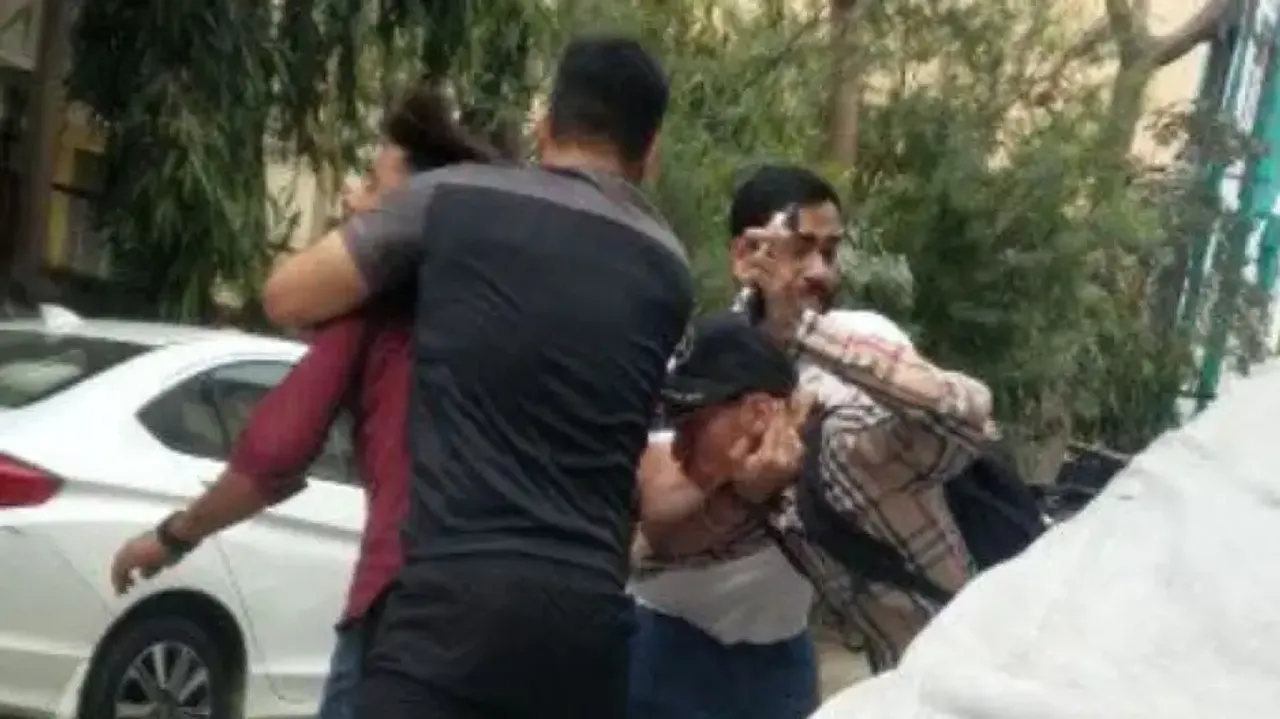 Delivery boys beaten up for not having change in Delhi – Watch