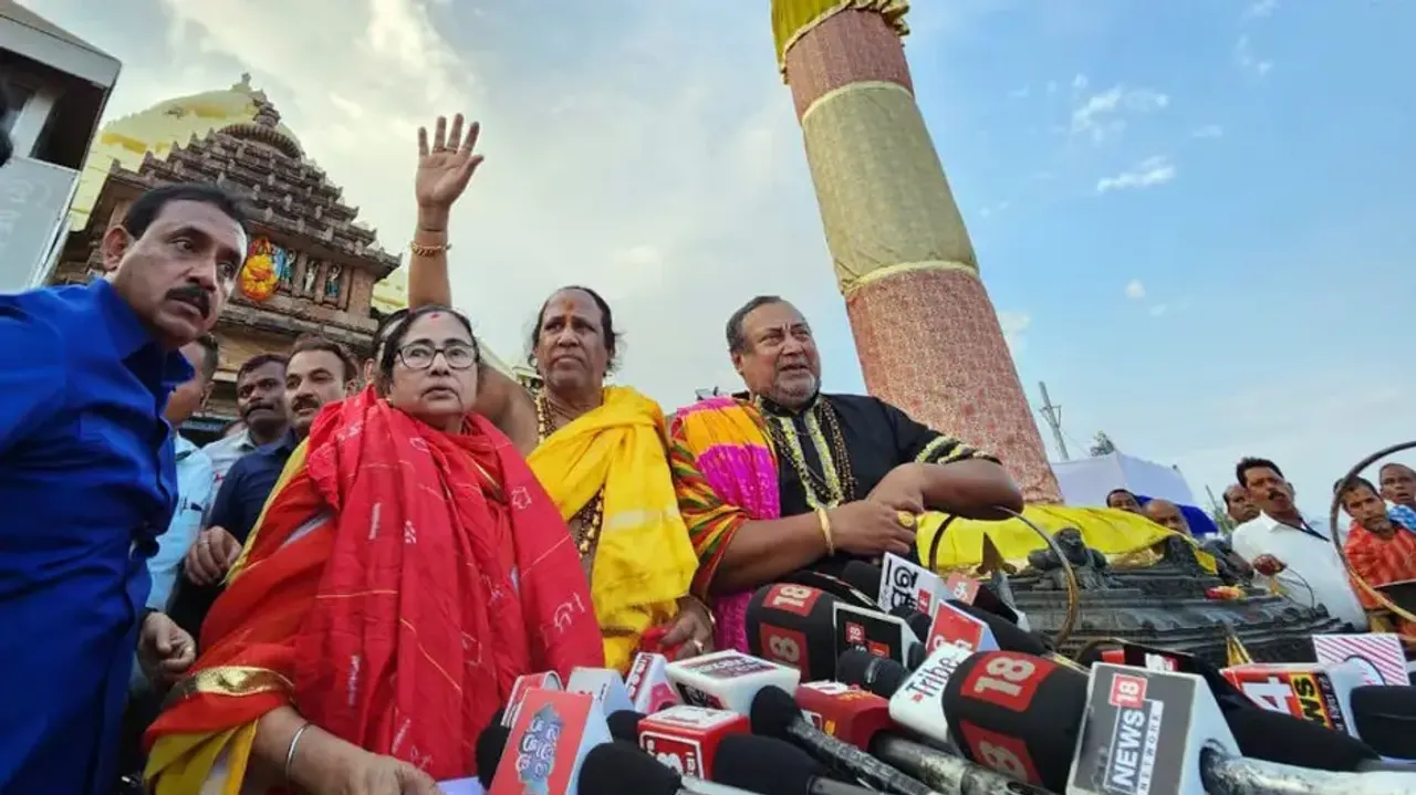 Mamata visits Jagannath temple, terms scheduled meeting with Patnaik courtesy call
