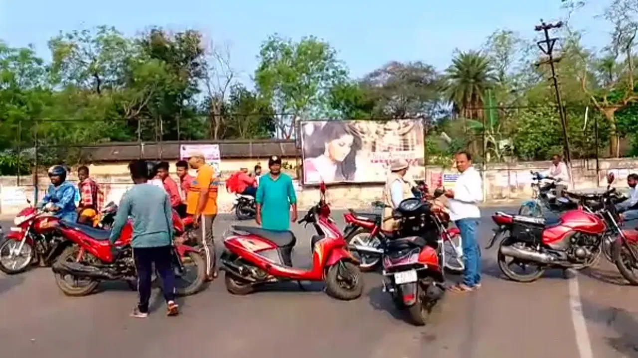 Dawn-to-dusk bandh for district status to Ghumsar cripples normal life in Bhanjanagar