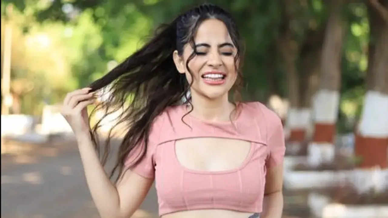 Urfi Javed plays weird prank, to continue with bizarre fashion; here’s how netizens react