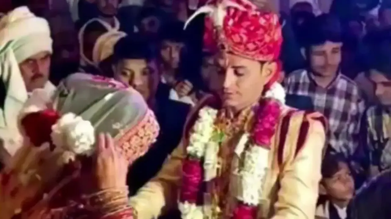 Friends prank groom on wedding stage