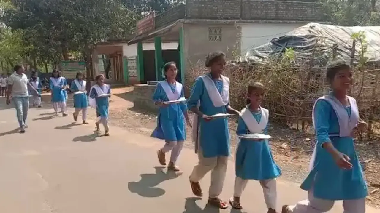School students carrying MDM plates walk 1.5kms to meet BDO in Odisha  
