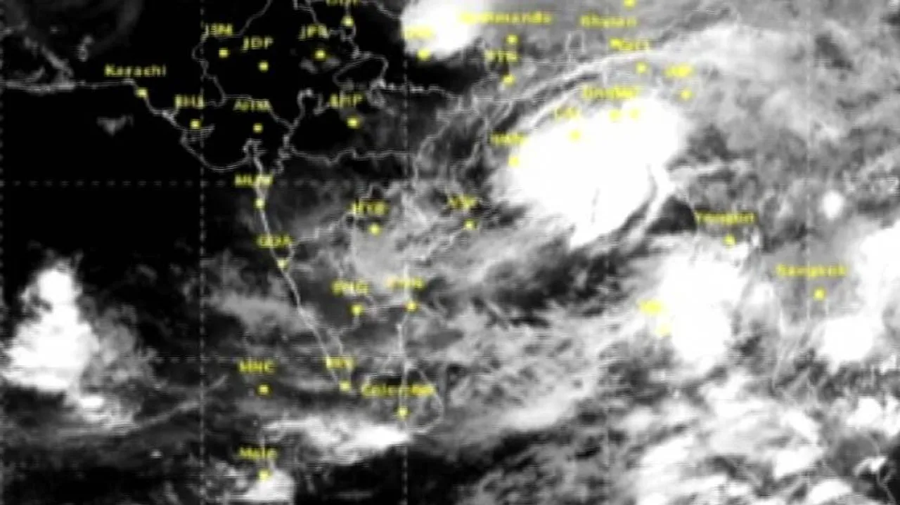 Cyclone 'Roanu' spares Odisha, moves towards B’desh