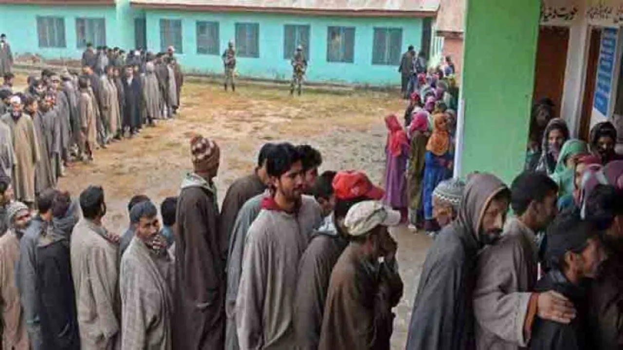 J&K municipal polls: Voter queues in Jammu, valley wears deserted look