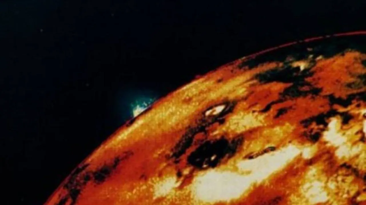 Fluctuating atmosphere of Jupiter's volcanic moon revealed