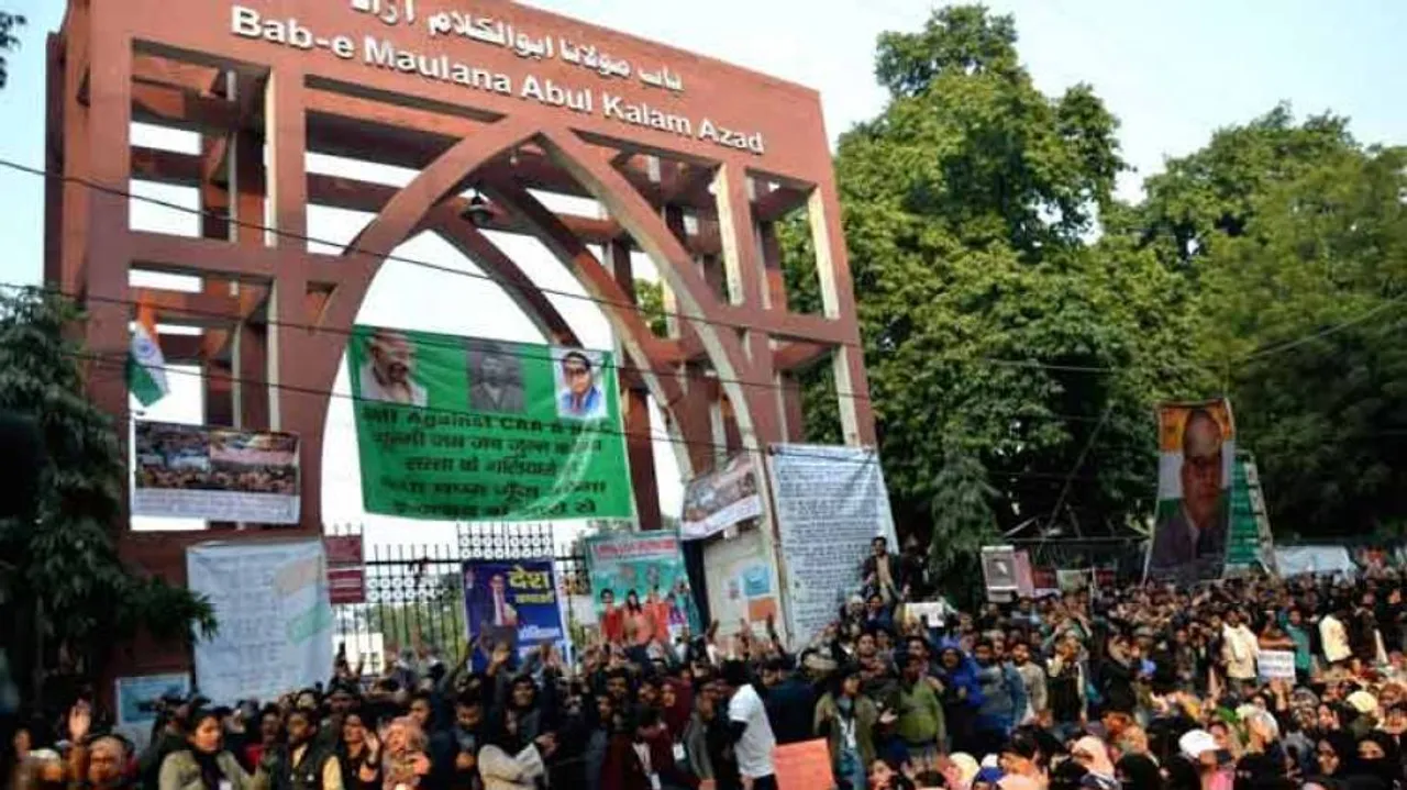 Jamia Students Surround VC Demanding FIR Against Police