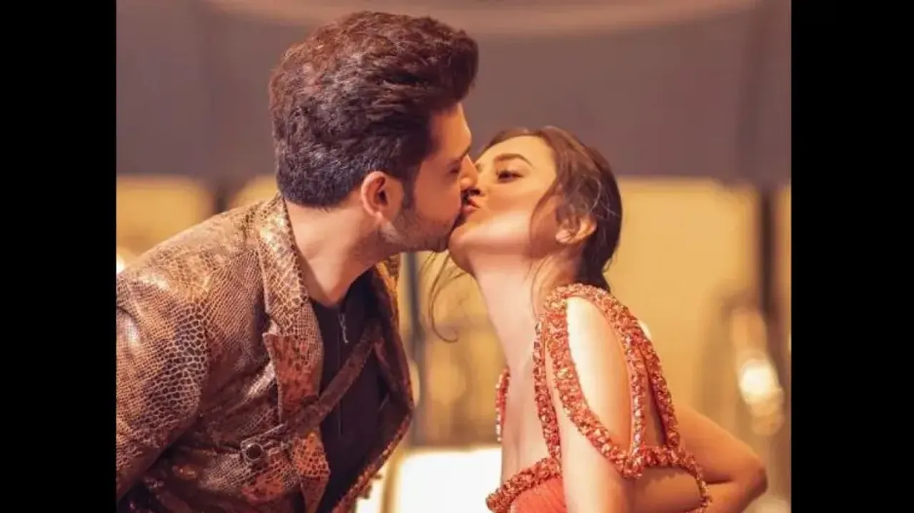Another kissing picture of Tejasswi Prakash, Karan Kundrra goes viral