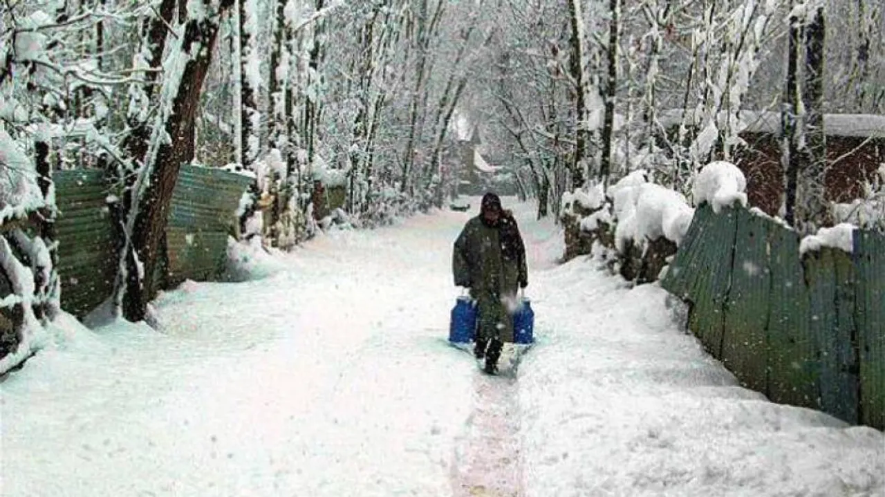 Kashmir Valley freezes at sub-zero temperatures
