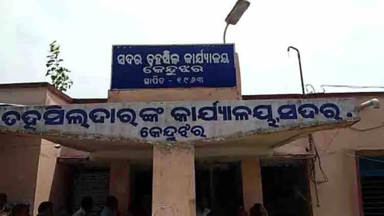 Failing to avail caste certificates, students & parents gherao Keonjhar Tehsil office