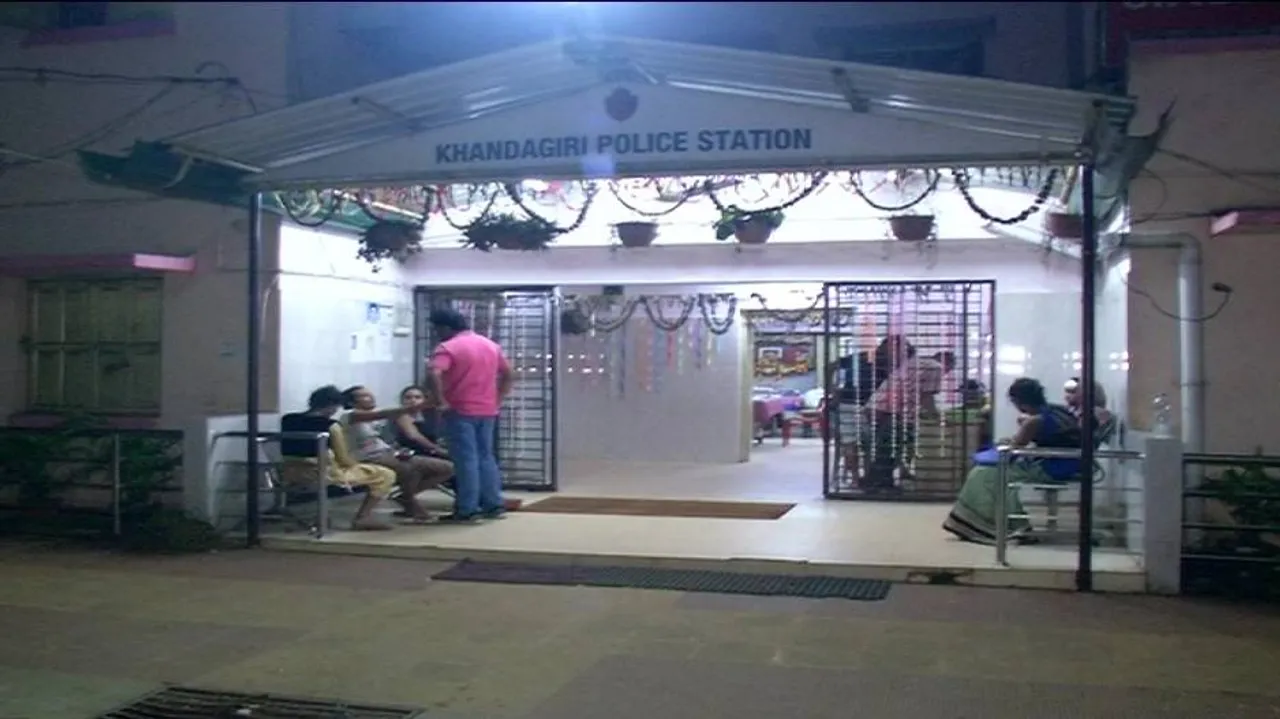 Brawl between two eunuch groups leaves 10 injured