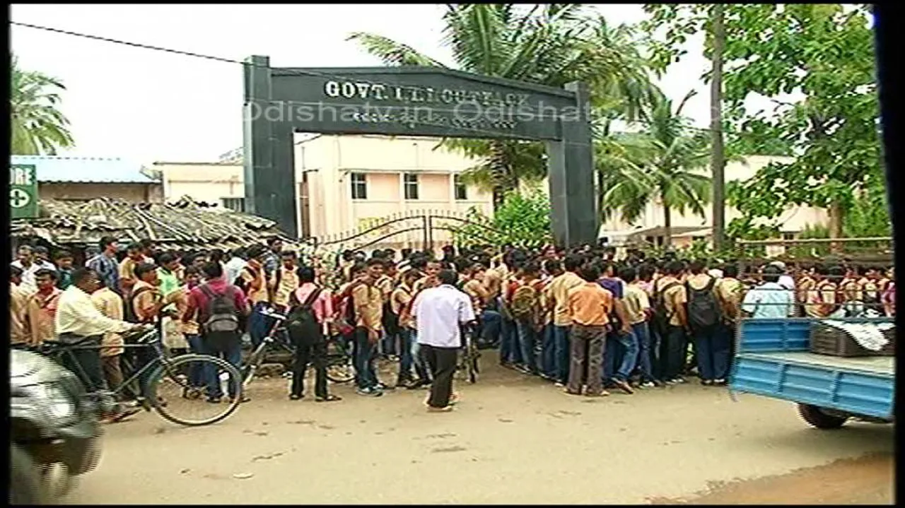 Khapuria ITI students stage protest against biometric system failure